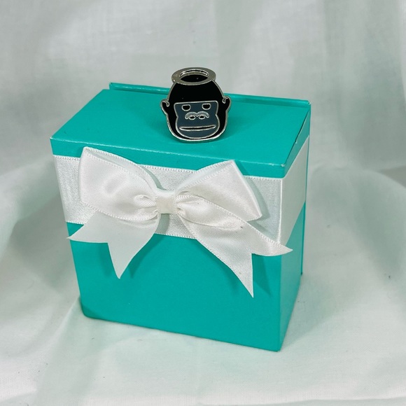 Harambe Memorial Remembrance Souvenir Sympathy Pin - Picture 4 of 9